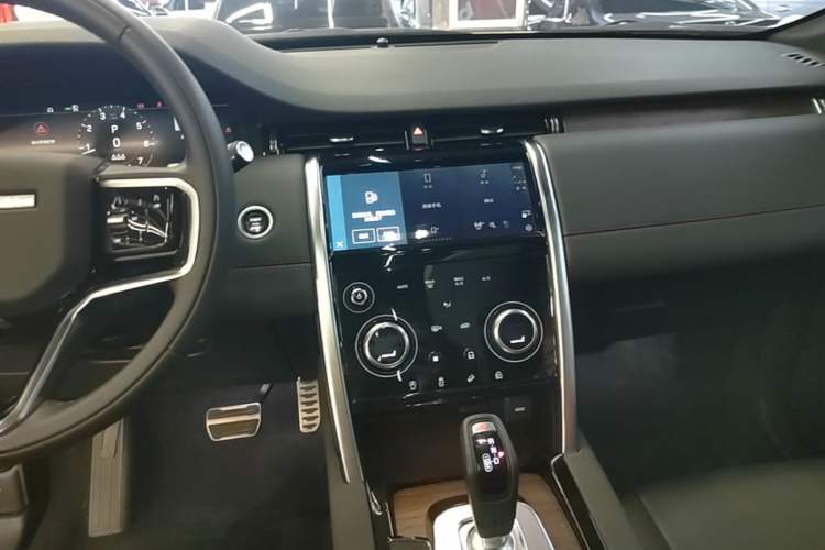 Used Land Rover Discovery Sport 2023 249 PS R-Dynamic SE Performance Tech Edition Audio And AC Panel
