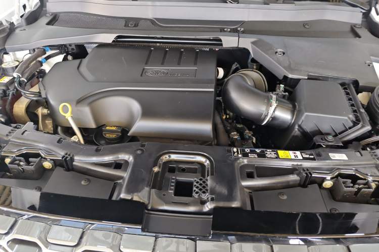 Used Land Rover Discovery Sport 2023 249 PS R-Dynamic S Performance Edition Engine Bay