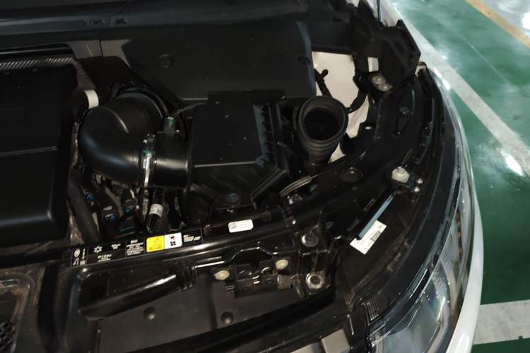 Used Land Rover Discovery Sport 2023 249 PS R-Dynamic HSE Luxury Custom Edition Engine Bay Left