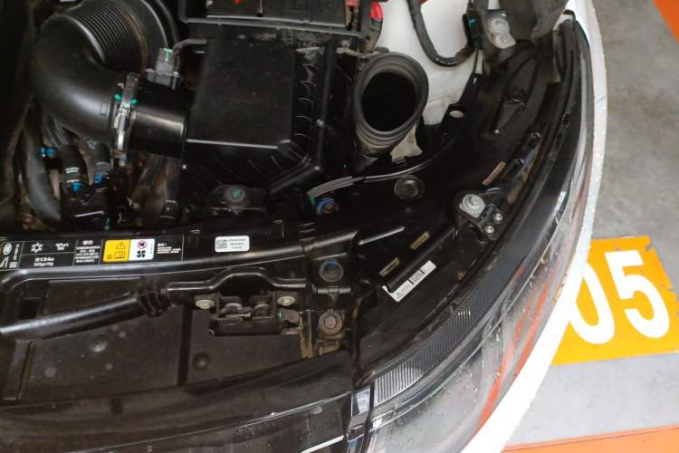 Used Land Rover Discovery Sport 2023 249 PS R-Dynamic SE Performance Tech Edition Engine Bay Left