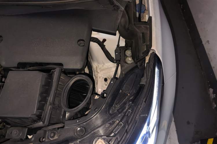 Used Land Rover Discovery Sport 2023 249 PS R-Dynamic SE Performance Tech Edition Engine Bay Left