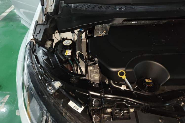 Used Land Rover Discovery Sport 2023 249 PS R-Dynamic HSE Luxury Custom Edition Engine Bay Right