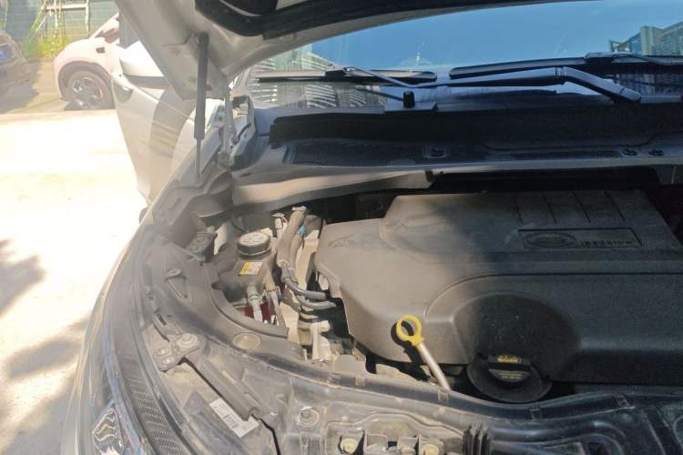 Used Land Rover Discovery Sport 2023 249 PS R-Dynamic S Performance Edition Engine Bay Right