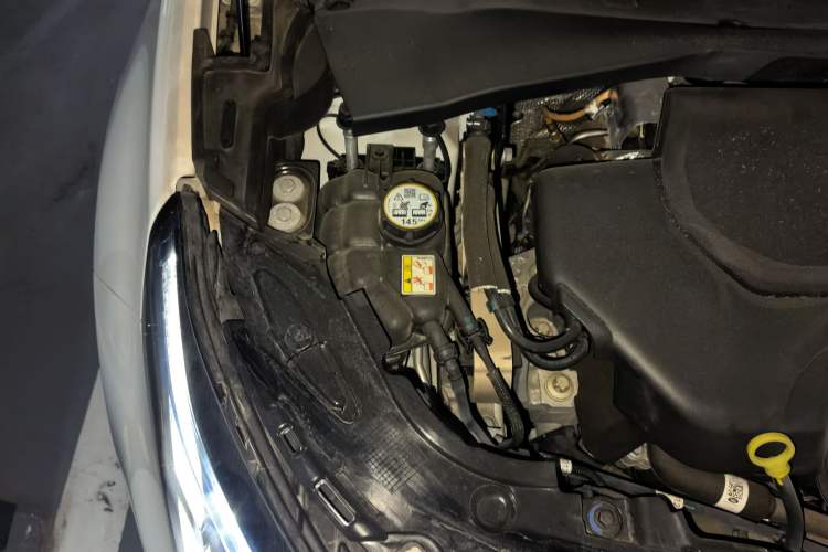 Used Land Rover Discovery Sport 2023 249 PS R-Dynamic SE Performance Tech Edition Engine Bay Right