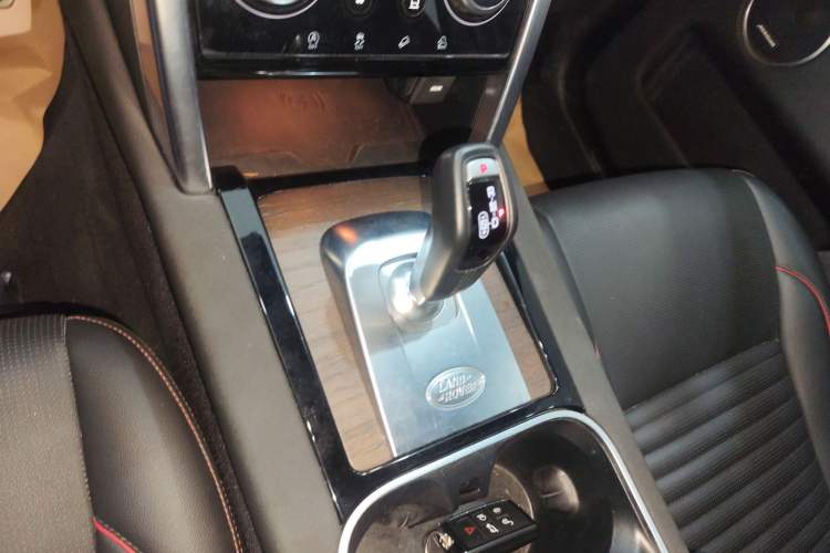 Used Land Rover Discovery Sport 2023 249 PS R-Dynamic SE Performance Tech Edition Gear Lever