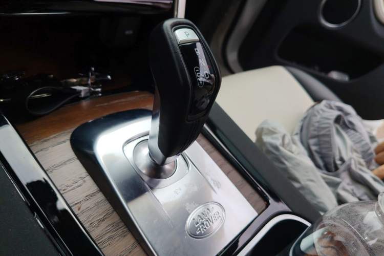 Used Land Rover Discovery Sport 2023 249 PS R-Dynamic S Performance Edition Gear Lever