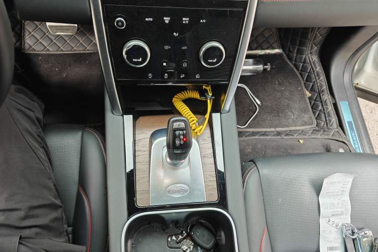 Used Land Rover Discovery Sport 2023 249 PS R-Dynamic HSE Luxury Custom Edition Gear Lever
