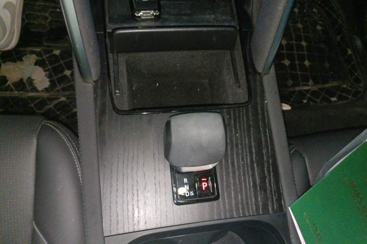 Used Land Rover Discovery Sport 2023 249 PS R-Dynamic SE Performance Tech Edition Gear Lever
