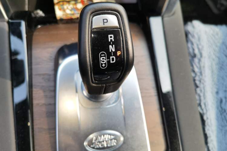 Used Land Rover Discovery Sport 2023 249 PS R-Dynamic S Performance Edition Gear Lever