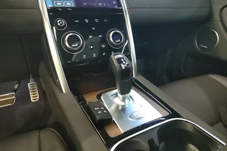 Used Land Rover Discovery Sport 2023 249 PS R-Dynamic SE Performance Tech Edition Gear Lever