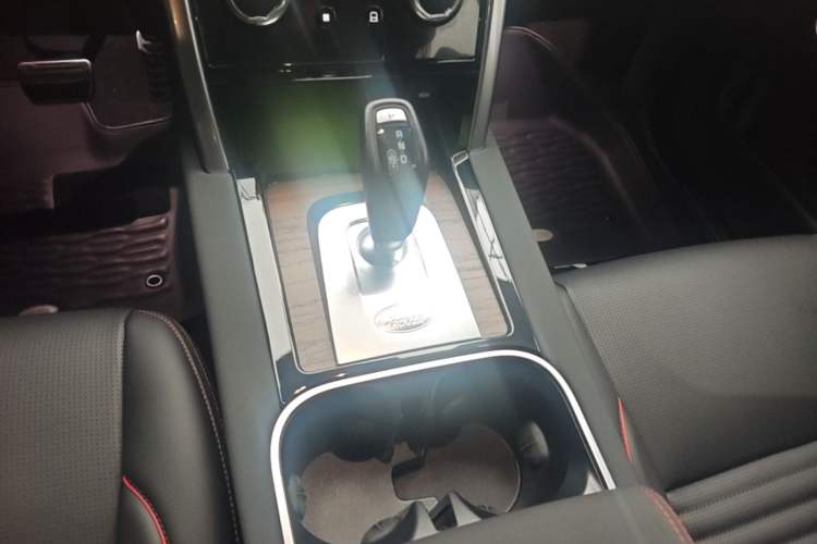 Used Land Rover Discovery Sport 2023 249 PS R-Dynamic S Performance Edition Gear Lever