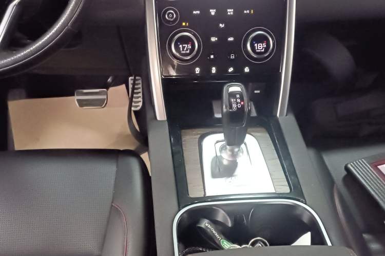 Used Land Rover Discovery Sport 2023 249 PS R-Dynamic S Performance Edition Gear Lever