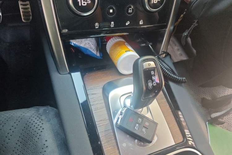 Used Land Rover Discovery Sport 2023 249 PS R-Dynamic S Performance Edition Gear Lever
