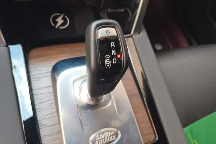 Used Land Rover Discovery Sport 2023 249 PS R-Dynamic S Performance Edition Gear Lever