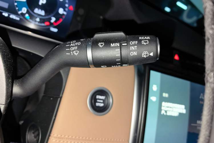Used Land Rover Discovery Sport 2023 249 PS R-Dynamic SE Performance Tech Edition Gear Lever