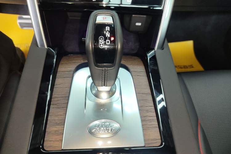 Used Land Rover Discovery Sport 2023 249 PS R-Dynamic S Performance Edition Gear Lever