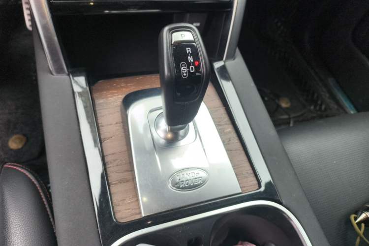 Used Land Rover Discovery Sport 2023 249 PS R-Dynamic S Performance Edition Gear Lever