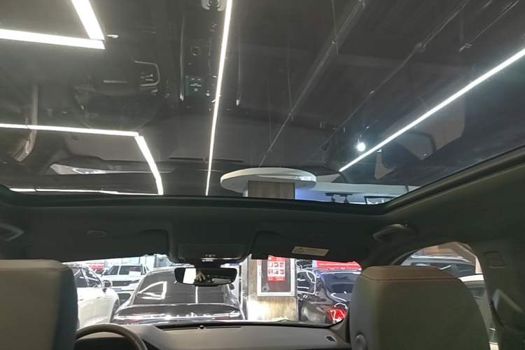Used Land Rover Discovery Sport 2023 249 PS R-Dynamic SE Performance Tech Edition Headliner