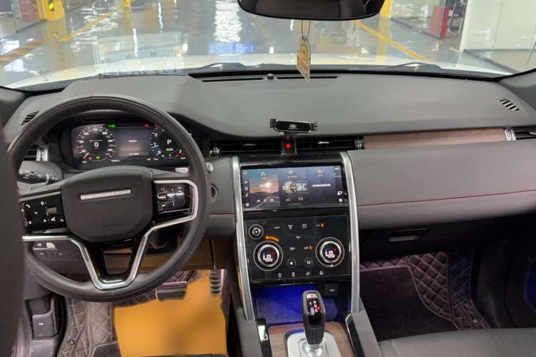 Used Land Rover Discovery Sport 2023 249 PS R-Dynamic S Performance Edition Interior 3