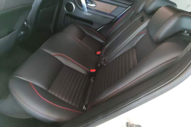 Used Land Rover Discovery Sport 2023 249 PS R-Dynamic S Performance Edition Interior 4