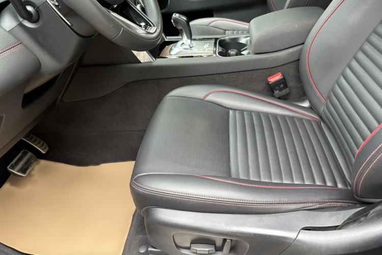 Used Land Rover Discovery Sport 2023 249 PS R-Dynamic S Performance Edition Interior 5