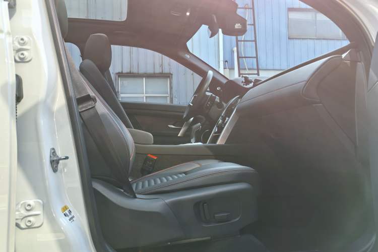 Used Land Rover Discovery Sport 2023 249 PS R-Dynamic S Performance Edition Interior 8