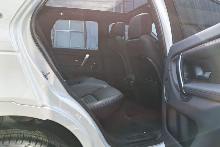 Used Land Rover Discovery Sport 2023 249 PS R-Dynamic S Performance Edition Interior 9