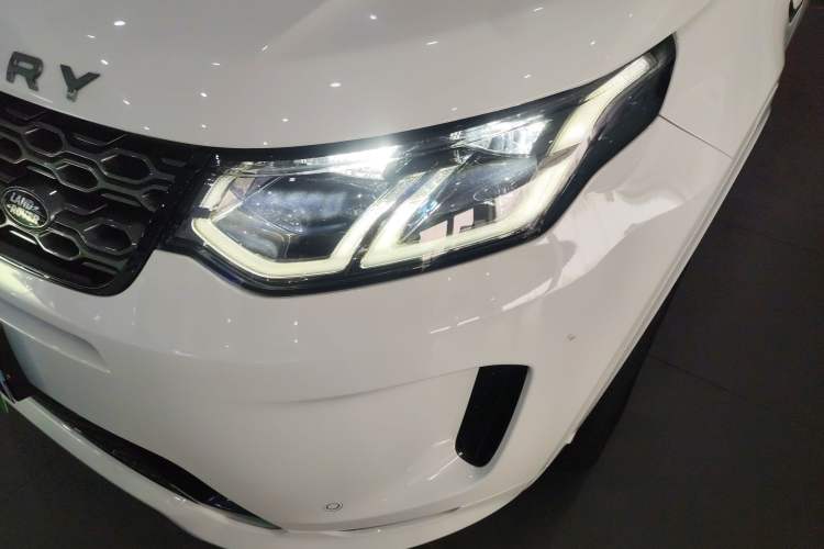 Used Land Rover Discovery Sport 2023 249 PS R-Dynamic SE Performance Tech Edition Left Front Headlight