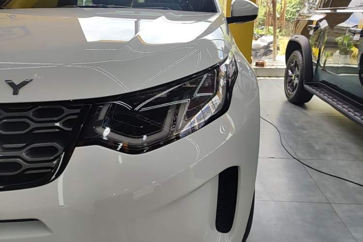 Used Land Rover Discovery Sport 2023 249 PS R-Dynamic S Performance Edition Left Front Headlight