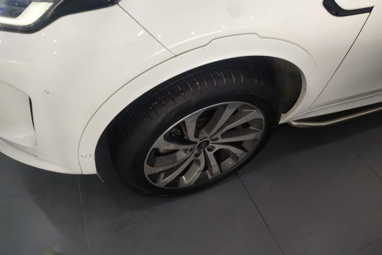 Used Land Rover Discovery Sport 2023 249 PS R-Dynamic SE Performance Tech Edition Left Front Wheel Hub