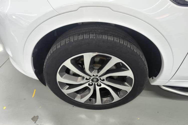 Used Land Rover Discovery Sport 2023 249 PS R-Dynamic S Performance Edition Left Front Wheel Hub