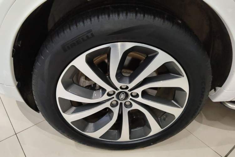 Used Land Rover Discovery Sport 2023 249 PS R-Dynamic SE Performance Tech Edition Left Front Wheel Hub