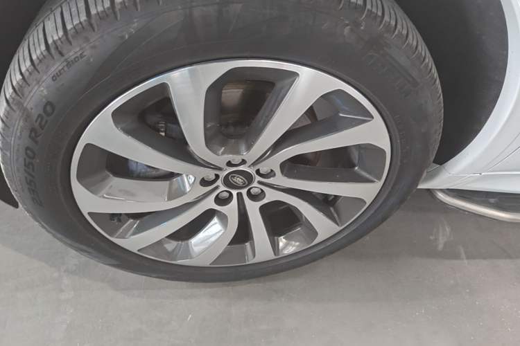 Used Land Rover Discovery Sport 2023 249 PS R-Dynamic SE Performance Tech Edition Left Front Wheel Hub