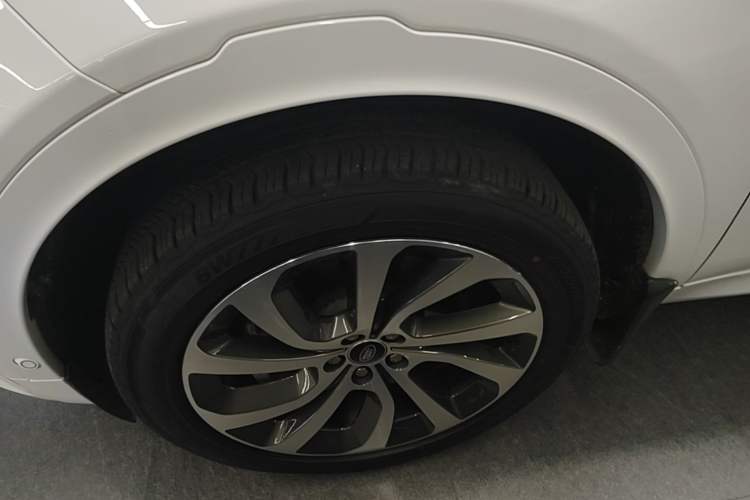 Used Land Rover Discovery Sport 2023 249 PS R-Dynamic SE Performance Tech Edition Left Front Wheel Hub