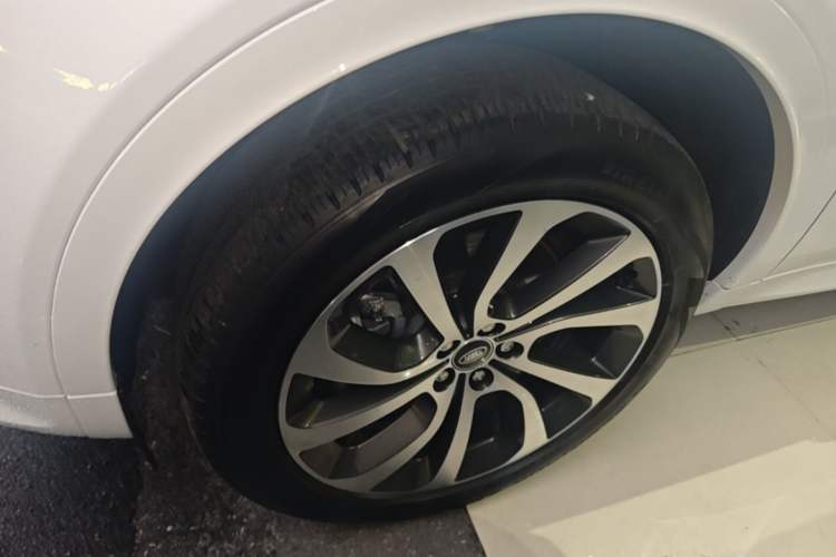 Used Land Rover Discovery Sport 2023 249 PS R-Dynamic S Performance Edition Left Front Wheel Hub