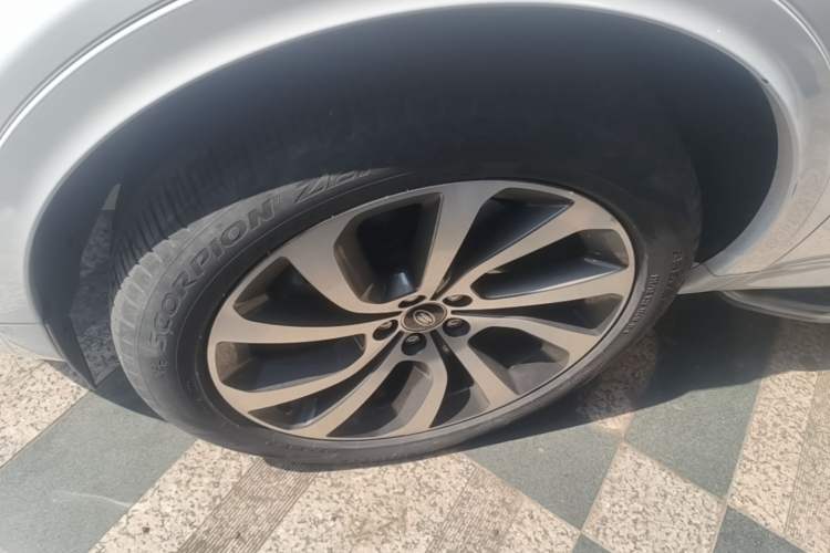 Used Land Rover Discovery Sport 2023 249 PS R-Dynamic S Performance Edition Left Front Wheel Hub