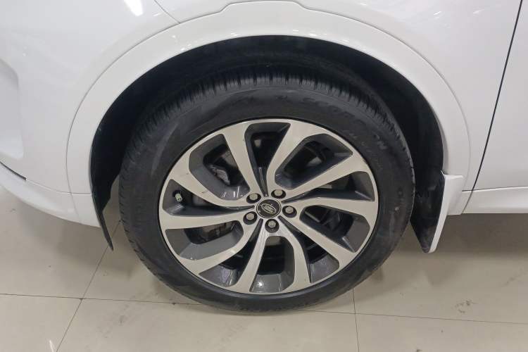 Used Land Rover Discovery Sport 2023 249 PS R-Dynamic S Performance Edition Left Front Wheel Hub