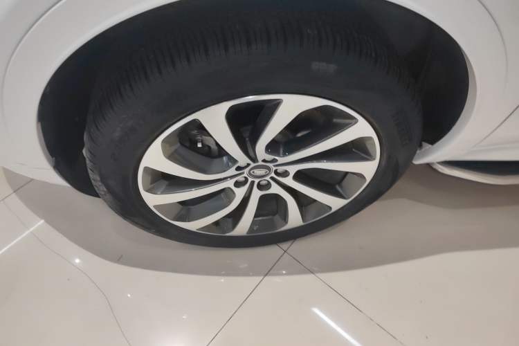 Used Land Rover Discovery Sport 2023 249 PS R-Dynamic SE Performance Tech Edition Left Front Wheel Hub