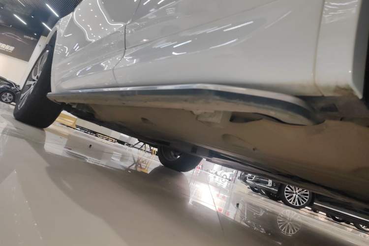 Used Land Rover Discovery Sport 2023 249 PS R-Dynamic SE Performance Tech Edition Left Side Sill