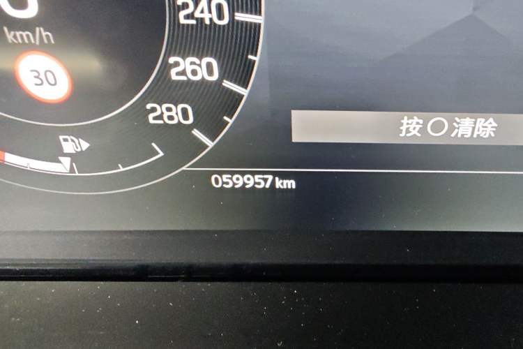 Used Land Rover Discovery Sport 2023 249 PS R-Dynamic S Performance Edition Odometer Close Up
