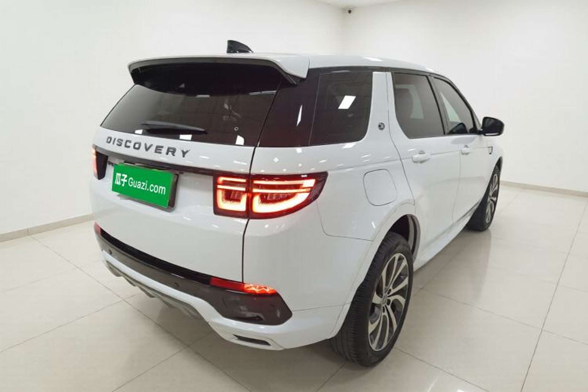 Used Land Rover Discovery Sport 2023 249 PS R-Dynamic S Performance Edition Rear Right 45 Deg