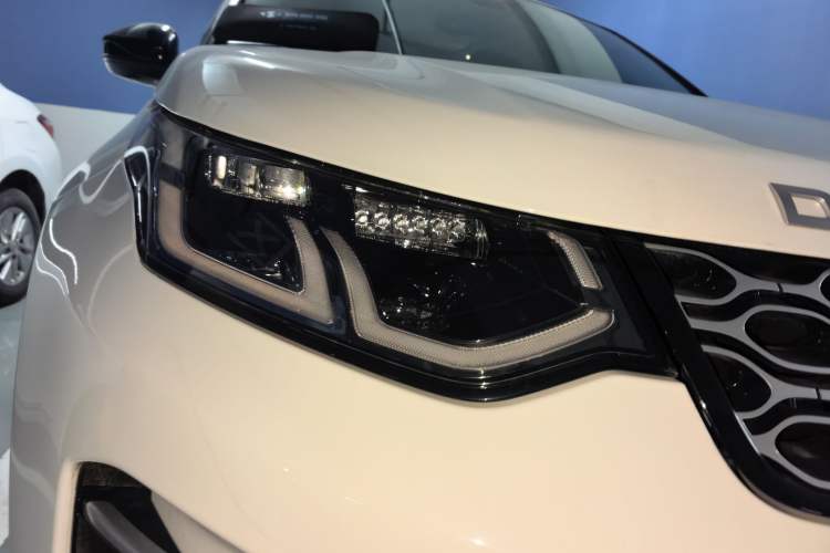 Used Land Rover Discovery Sport 2023 249 PS R-Dynamic SE Performance Tech Edition Right Front Headlight