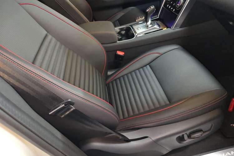 Used Land Rover Discovery Sport 2023 249 PS R-Dynamic S Performance Edition Right Front Seat