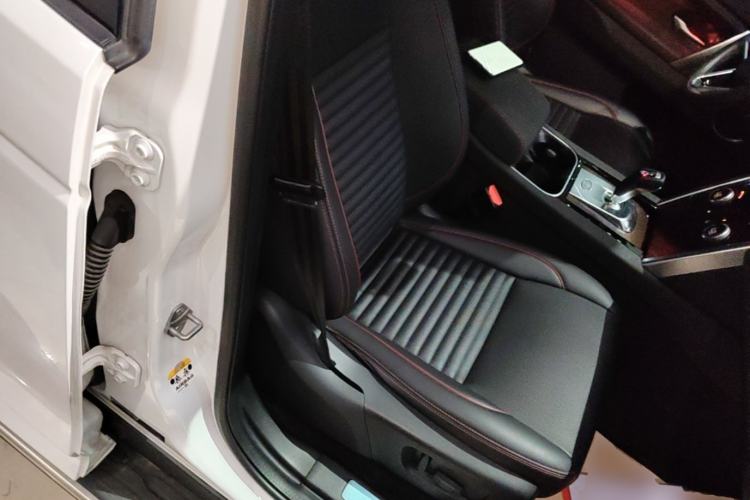 Used Land Rover Discovery Sport 2023 249 PS R-Dynamic SE Performance Tech Edition Right Front Seat