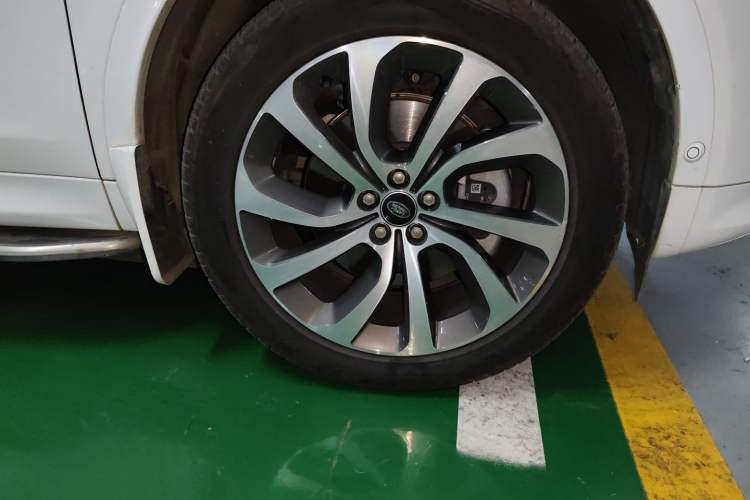 Used Land Rover Discovery Sport 2023 249 PS R-Dynamic HSE Luxury Custom Edition Right Front Wheel Hub