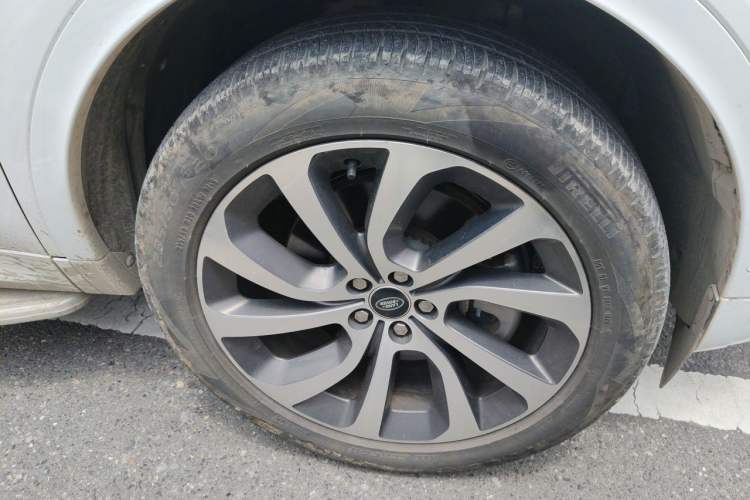 Used Land Rover Discovery Sport 2023 249 PS R-Dynamic S Performance Edition Right Front Wheel Hub
