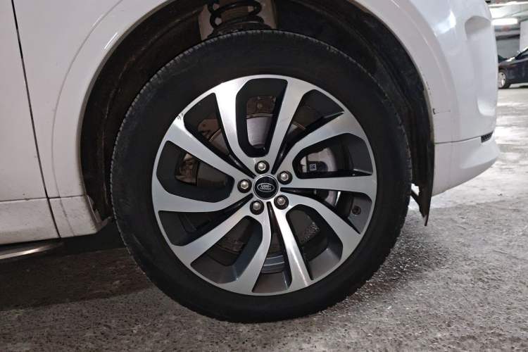Used Land Rover Discovery Sport 2023 249 PS R-Dynamic S Performance Edition Right Front Wheel Hub