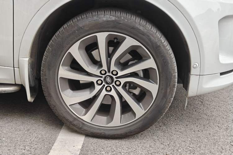 Used Land Rover Discovery Sport 2023 249 PS R-Dynamic HSE Luxury Custom Edition Right Front Wheel Hub