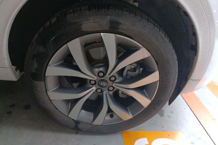 Used Land Rover Discovery Sport 2023 249 PS R-Dynamic SE Performance Tech Edition Right Front Wheel Hub