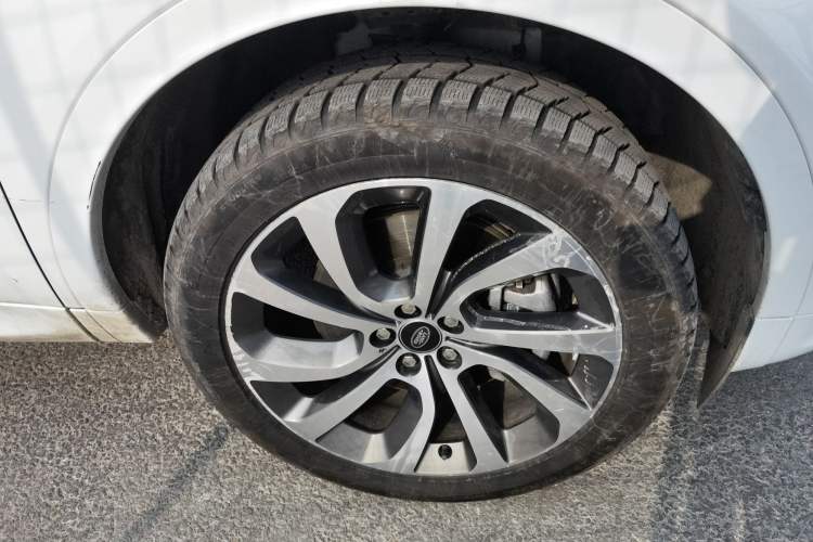 Used Land Rover Discovery Sport 2023 249 PS R-Dynamic S Performance Edition Right Front Wheel Hub